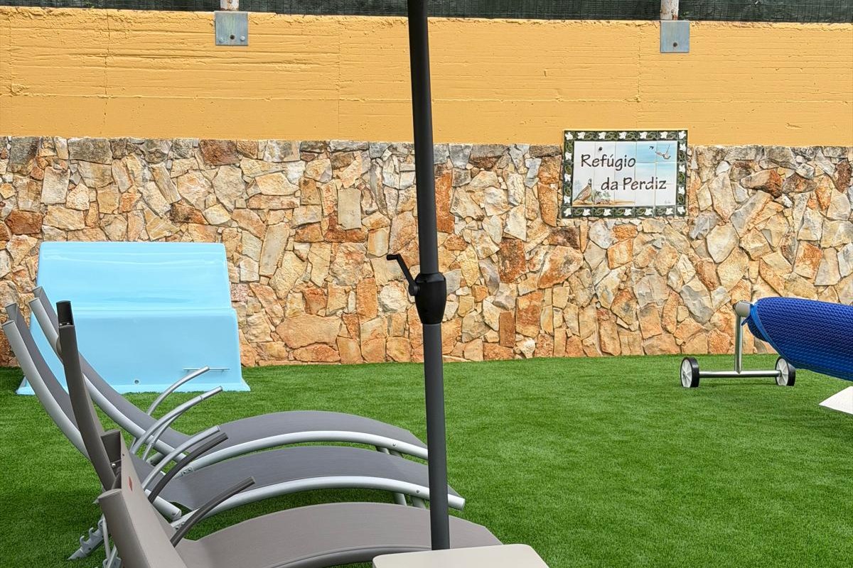 Espreguiçadeiras junto à piscina do Refúgio da Perdiz